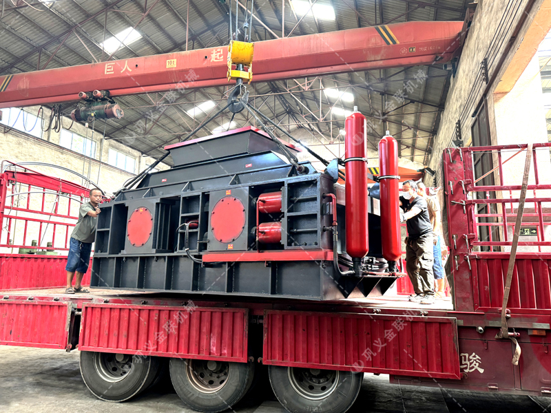 中小型砂廠該不該跟進(jìn)智能對(duì)輥制砂機(jī)<div   id=